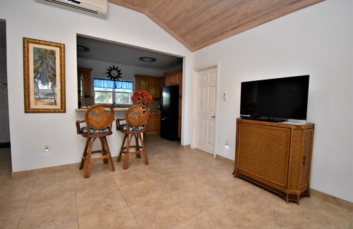 South Palmetto Point House | Peaceful Palms: 2 BD, 2 BATH, A/C, Wifi, minute walk to Ten Bay Beach.
