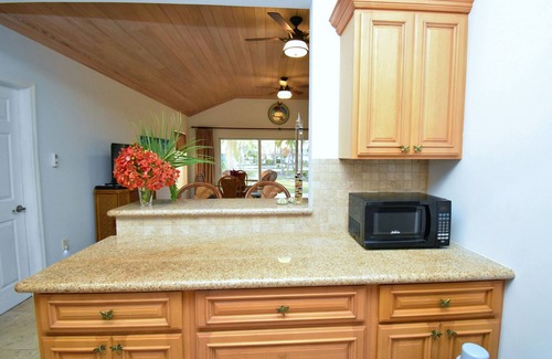 South Palmetto Point House | Peaceful Palms: 2 BD, 2 BATH, A/C, Wifi, minute walk to Ten Bay Beach.