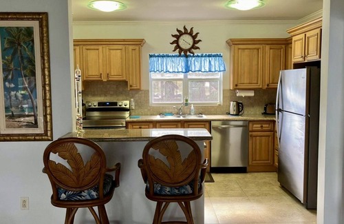 South Palmetto Point House | Peaceful Palms: 2 BD, 2 BATH, A/C, Wifi, minute walk to Ten Bay Beach.