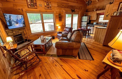 West Jefferson Cabin | Peaceful Paradise - Log Cabin W/Fire Pit, Gas F/P & WiFi