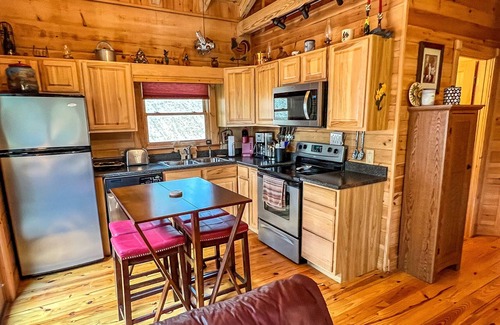 West Jefferson Cabin | Peaceful Paradise - Log Cabin W/Fire Pit, Gas F/P & WiFi