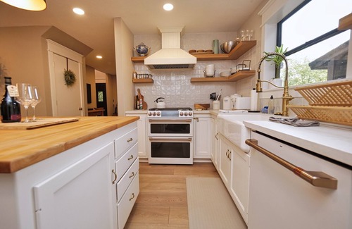 Sutter Creek Cabin | Peaceful pet & family friendly MotherLode Cabin - steps to historic Sutter Creek