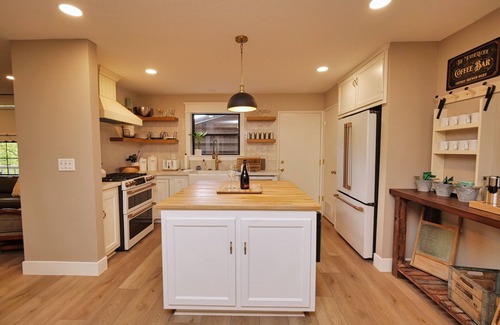 Sutter Creek Cabin | Peaceful pet & family friendly MotherLode Cabin - steps to historic Sutter Creek