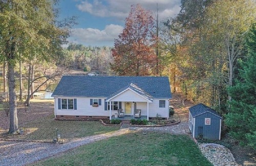 Cross Hill Cottage | Peaceful Pet Friendly 3BR 2BA Cottage w/dock!