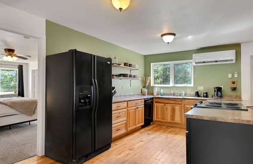 La Pine Cottage | "Peaceful Pine Cottage" on 2+acres - Close to Ski Resorts!
