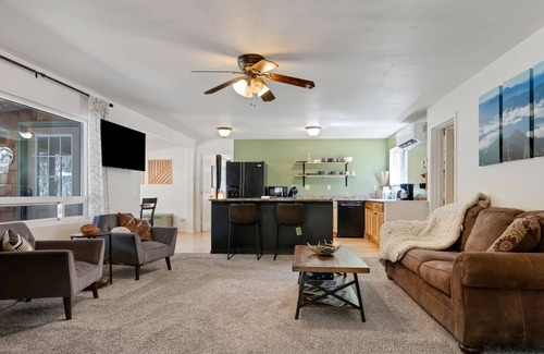 La Pine Cottage | "Peaceful Pine Cottage" on 2+acres - Close to Ski Resorts!