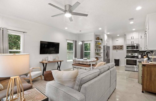 Geneva House | Peaceful Pines Bungalow at Toledo Bend Lake and Pendleton Park - Pet Friendly