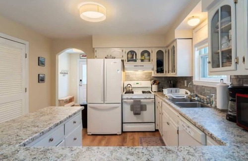 Hancock House | Peaceful Pines-Charming 3 bed near ocean!