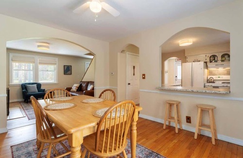 Hancock House | Peaceful Pines-Charming 3 bed near ocean!