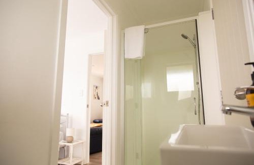 Onetangi House | Peaceful place with views - Waiheke Cohost