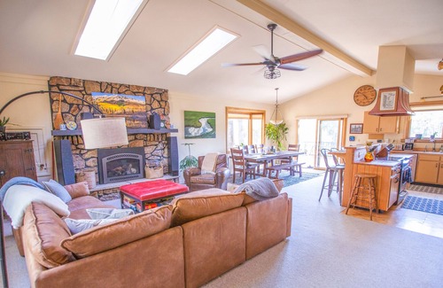 Colorado Springs House | Peaceful private 15 acres, hot tub & pond! Black forest - 25 mins from Springs