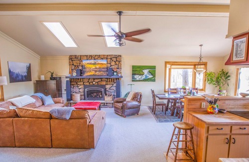 Colorado Springs House | Peaceful private 15 acres, hot tub & pond! Black forest - 25 mins from Springs