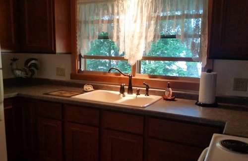 Mercer Cabin | Peaceful Privacy Lakeside, Private Dock, Great Sunsets, Free WiFi & Cable-Mercer