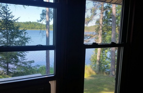Mercer Cabin | Peaceful Privacy Lakeside, Private Dock, Great Sunsets, Free WiFi & Cable-Mercer
