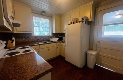Valdosta House | Peaceful Private home near VSU, Down town & SGMC