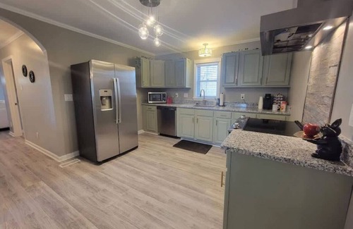North Belmont House | Peaceful Ranch - Charming 4-bedroom house with stylish accents in lovely Belmont