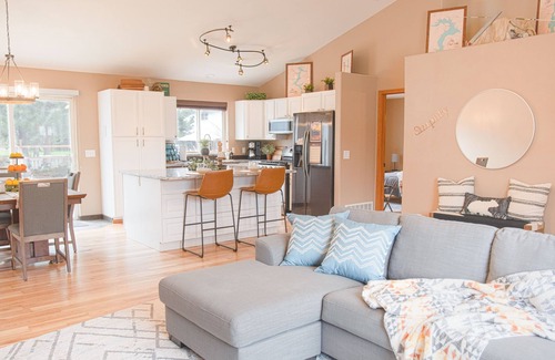 Coeur d'Alene House | Peaceful & Relaxing Family Retreat: National Park Theme, Hot Tub & Game Room
