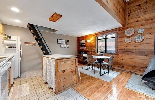 Hidden Valley House | Peaceful Retreat in Hidden Valley, PA: Ski Resort, Golf and Trails in Mountain