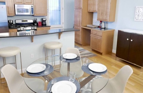 Mount Vernon Square Apartment | Peaceful Retreat in the PERFECT Location~Sleeps 6!