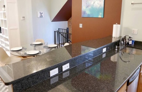 Mount Vernon Square Apartment | Peaceful Retreat in the PERFECT Location~Sleeps 6!