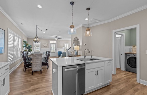 Morehead City House | Peaceful Retreat. Walk to Pool/Dock, Bike to Downtown Beaufort, 8 Miles to Beach