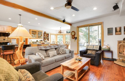 Rhododendron Cabin | Peaceful Rhododendron Cabin w/Fire Pit & Hot Tub!