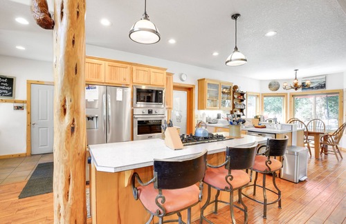 Rhododendron Cabin | Peaceful Rhododendron Cabin w/Fire Pit & Hot Tub!