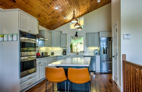 Waynesville House | Peaceful Rise | Hot Tub, EV Charger & Views⛰️ Near Waynesville + Biltmore Pass