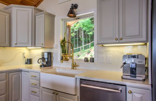 Waynesville House | Peaceful Rise | Hot Tub, EV Charger & Views⛰️ Near Waynesville + Biltmore Pass