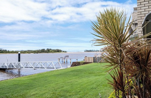 Maroochydore Apartment | Peaceful River Front Escape Short walk to Ocean St