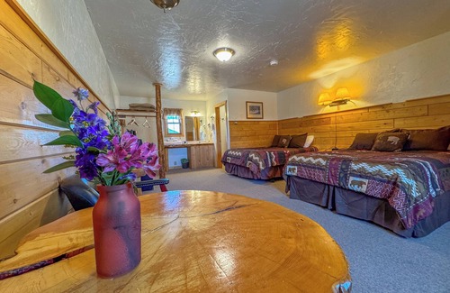Dubois Cabin | Peaceful Riverfront Cabin, Parking, Hot Tub, 2 Queens & Stunning Mountain Views