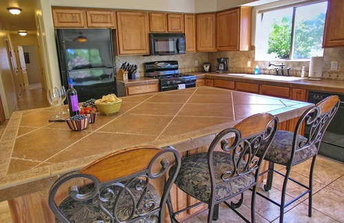 Oak Creek House | Peaceful Sedona Getaway with Private Hot Tub, Fully Fenced Yard, Dog Friendly.