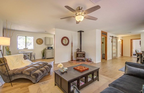 Oak Creek House | Peaceful Sedona retreat with red rock views, walk to Sedona Golf Resort