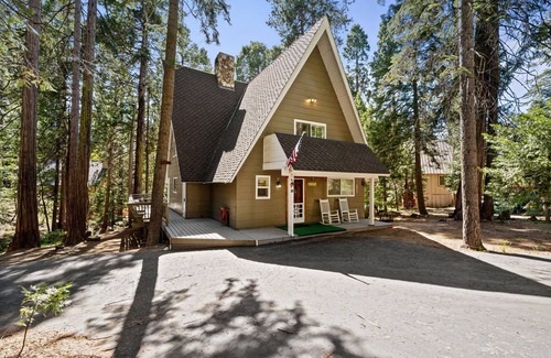 Sierra Cedars Cabin | Peaceful Shaver Lake Cabin w/Loft & Creek View