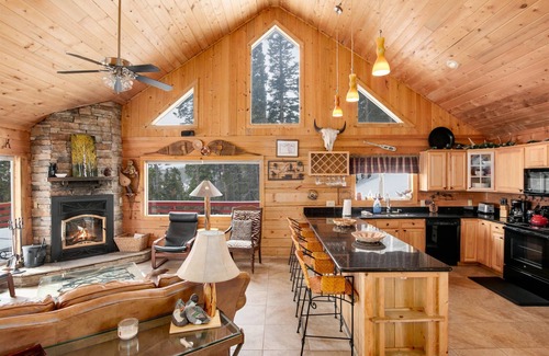 Saint Mary's Cabin | Peaceful Spacious Log Home With Amazing Views! 3 Bedrooms & 2 Bathrooms