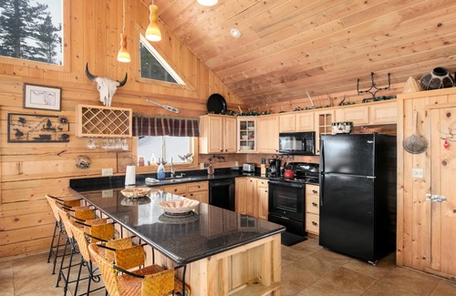 Saint Mary's Cabin | Peaceful Spacious Log Home With Amazing Views! 3 Bedrooms & 2 Bathrooms