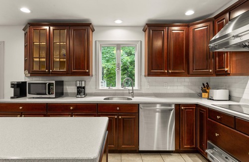 Mount Desert House | Peaceful spacious wooded retreat 10 minutes from Acadia's Main Entrance