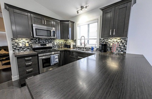 Grande Prairie House | Peaceful Stay | Fast WIFI & Smart TV | Garage