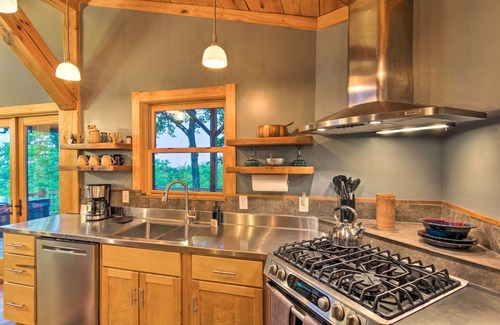 Brevard Cabin | Peaceful ‘Stony Point’ Getaway w/Hot Tub & Views!