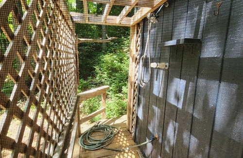 Lake Toxaway Cabin | Peaceful studio with WiFi in Lake Toxaway,North Carolina hot tub.
