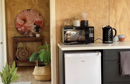 Hurworth Cabin | Peaceful, stylish 2 bdrm retreat - rural views and birdsong - 10mins from CBD!
