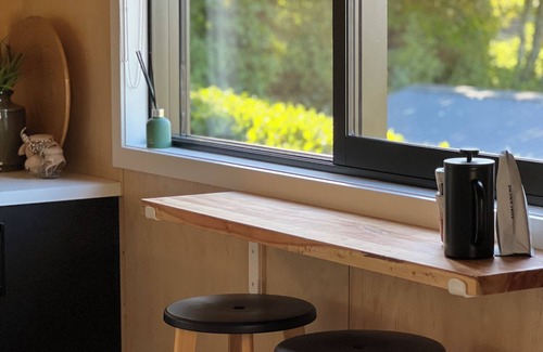 Hurworth Cabin | Peaceful, stylish 2 bdrm retreat - rural views and birdsong - 10mins from CBD!