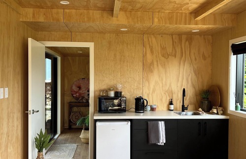 Hurworth Cabin | Peaceful, stylish 2 bdrm retreat - rural views and birdsong - 10mins from CBD!