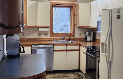 Wilmington Condo | Peaceful, Sunlit Condo on Haystack Golf Course