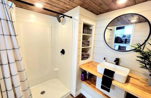 Apple Valley House | Peaceful Tiny Home with private deck-fire pit-bbq