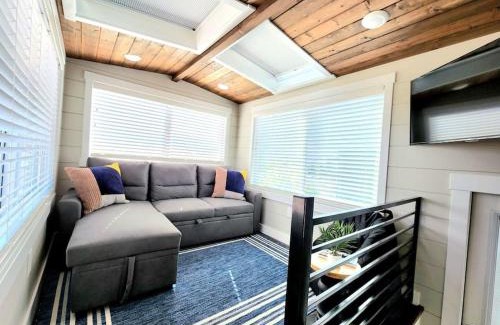 Apple Valley House | Peaceful Tiny Home with private deck-fire pit-bbq