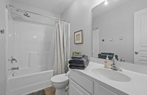 Durham Apartment | Peaceful, townhome in Hope Valley Farms