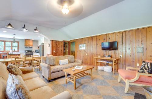Mayfield House | Peaceful Traverse City Cabin about 16 Mi to Dtwn!