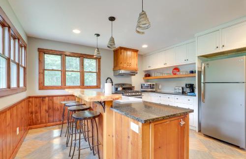 Mayfield House | Peaceful Traverse City Cabin about 16 Mi to Dtwn!