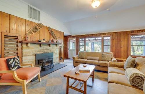 Mayfield House | Peaceful Traverse City Cabin about 16 Mi to Dtwn!